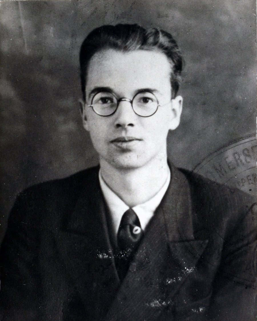 Portrait photo of Klaus Fuchs, wearing glasses and a suit and tie.