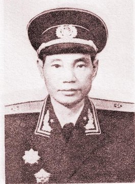 A passport-style photograph of Zeng Sheng wearing military clothing.